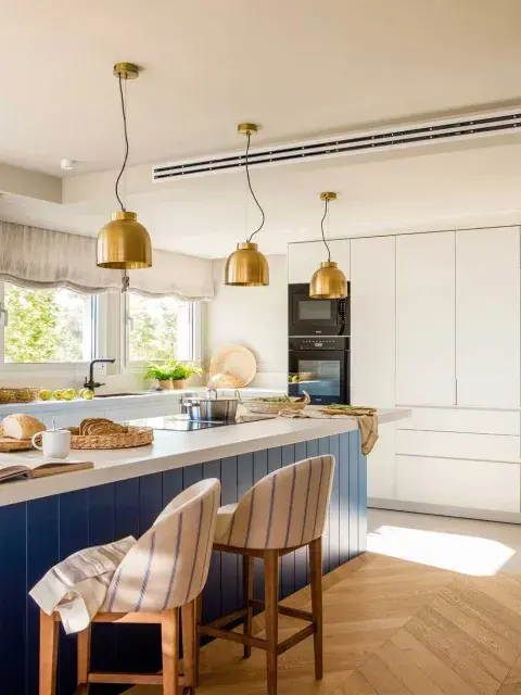 Elegir electrodomésticos que se integren con el diseño de los muebles hace que la cocina se vea más integrada y limpia visualmente. Elegir electrodomésticos que se integren con el diseño de los muebles hace que la cocina se vea más integrada y limpia visualmente.
