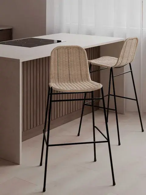 Banquetas de raffia para un estilo más relajado