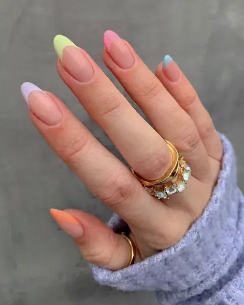 1. French con puntas pastel 1. French con puntas pastel