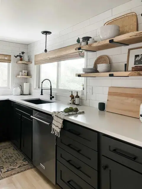 Otra opción de cocina sin mueble de guardado y con grandes ventanales Otra opción de cocina sin mueble de guardado y con grandes ventanales