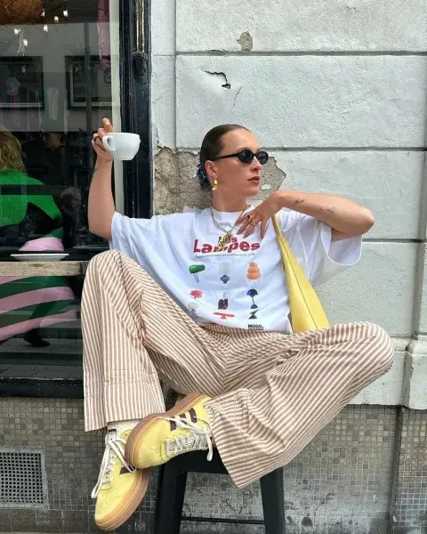 La clave está en equilibrar los colores: si el pantalón tiene rayas multicolores, lo ideal es que la remera tenga un color predominante de la paleta La clave está en equilibrar los colores: si el pantalón tiene rayas multicolores, lo ideal es que la remera tenga un color predominante de la paleta