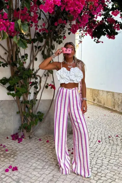 Los pantalones de rayas holgados, lejos de ser solo una tendencia pasajera, se imponen como una prenda versátil que adapta su estilo según la ocasión Los pantalones de rayas holgados, lejos de ser solo una tendencia pasajera, se imponen como una prenda versátil que adapta su estilo según la ocasión