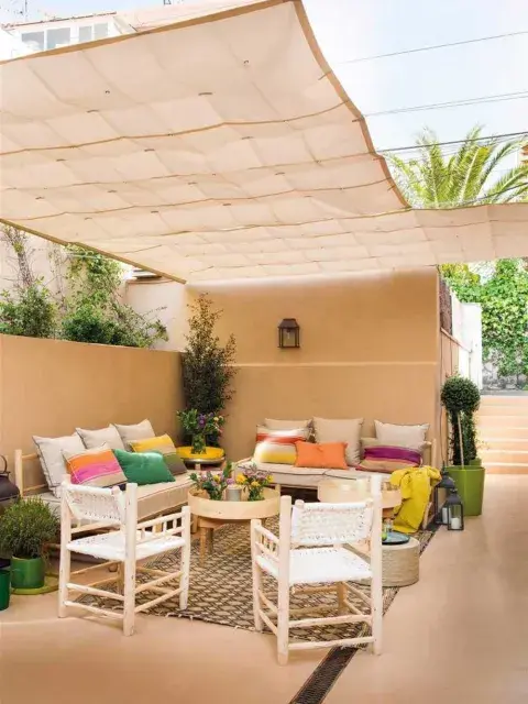 La sombra es un elemento clave a la hora de diseñar tu patio. Podés lograrla con una pérgola que aporte estructura y estilo, o bien con soluciones más simples y accesibles como un toldo retráctil o una sombrilla grande, perfectas para crear rincones frescos sin gastar de más. La sombra es un elemento clave a la hora de diseñar tu patio. Podés lograrla con una pérgola que aporte estructura y estilo, o bien con soluciones más simples y accesibles como un toldo retráctil o una sombrilla grande, perfectas para crear rincones frescos sin gastar de más.