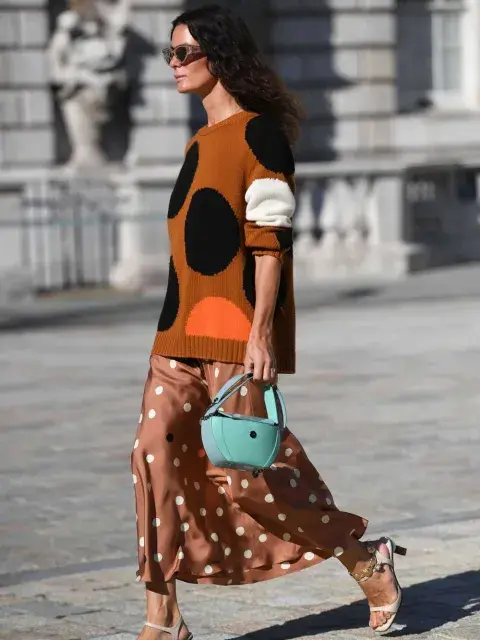 Lunares de colores y en varios tamaños en una propuesta de moda sin igual Lunares de colores y en varios tamaños en una propuesta de moda sin igual