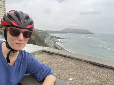 El mar en Lima es plomizo e intenso. Es la única capital latinoamericana que cuenta con costa marina.