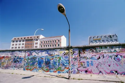 En total, el muro tenía 43,1 kilómetros de longitud dentro de la ciudad y otros 111,9 kilómetros separando Berlín Occidental del resto de la RDA. En total, el muro tenía 43,1 kilómetros de longitud dentro de la ciudad y otros 111,9 kilómetros separando Berlín Occidental del resto de la RDA.