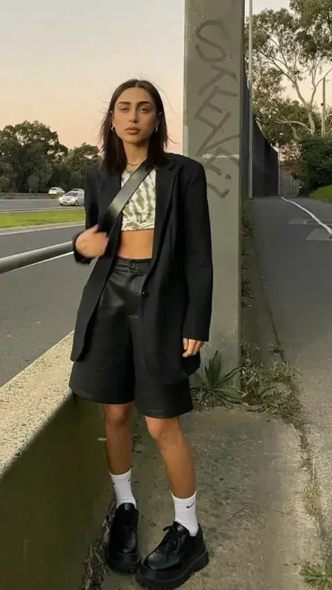 Con un crop top y zapatillas, es perfecto para el finde Con un crop top y zapatillas, es perfecto para el finde