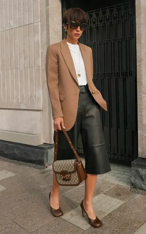 Con un blazer y una remera básica es un look perfecto para la oficina. Con un blazer y una remera básica es un look perfecto para la oficina.