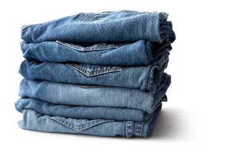 El motivo que pocos saben: para qué sirven los botones metálicos en los jeans