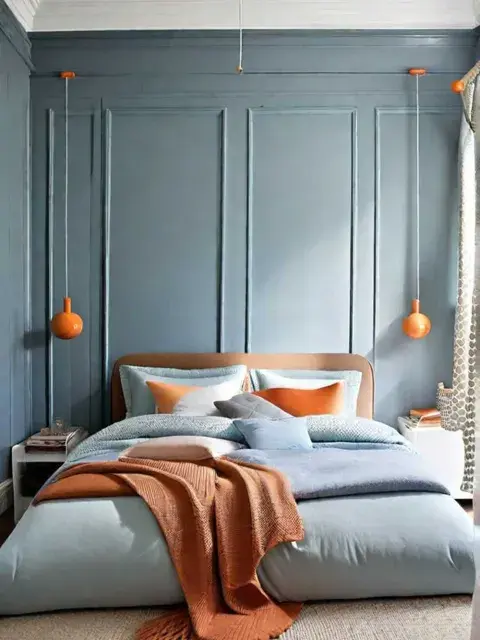 El "color drenching" es una técnica de diseño de interiores que consiste en pintar todas las superficies de una habitación, incluyendo paredes, techo, puertas, molduras, e incluso muebles y accesorios, con el mismo color o una gama muy estrecha de tonos