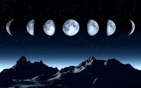 Las fases de la luna sobre una montaña Las fases de la luna sobre una montaña