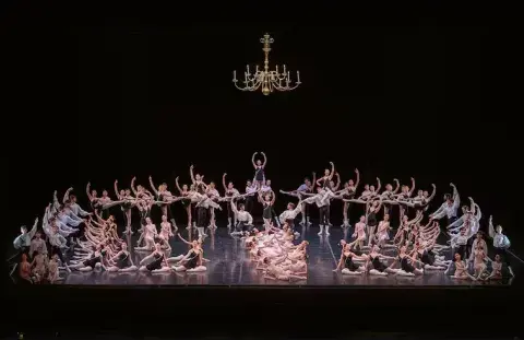 El desfile inicial con los alumnos de Danza del Instituto Superior de Arte