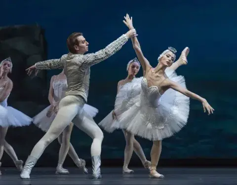 Lago de los Cisnes. En la gala, el primer bailarín Federico Fernández volverá a encarnar al príncipe Sigfrido, esta vez con la bailarina invitada Luana Brunetti, que antes de radicarse en Eslovaquia integró esta compañía