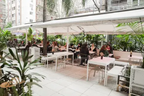 Casa Sáenz, un restaurante con patio calefaccionado. Casa Sáenz, un restaurante con patio calefaccionado.
