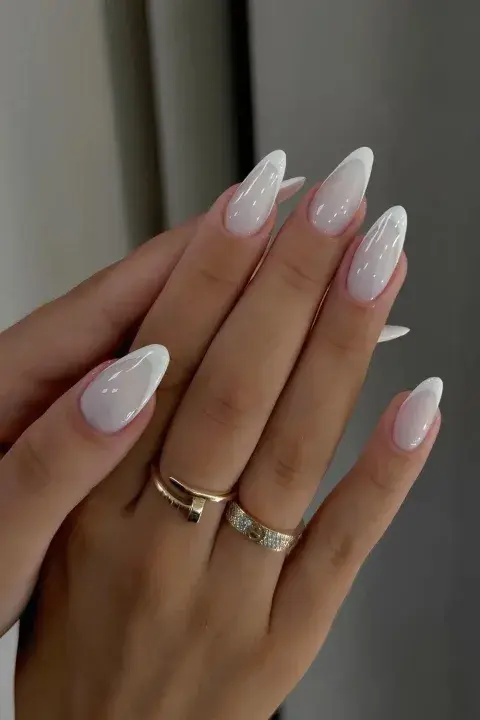 Colores de uñas que son tendencia en 2025: Blanco leche / Milky White.