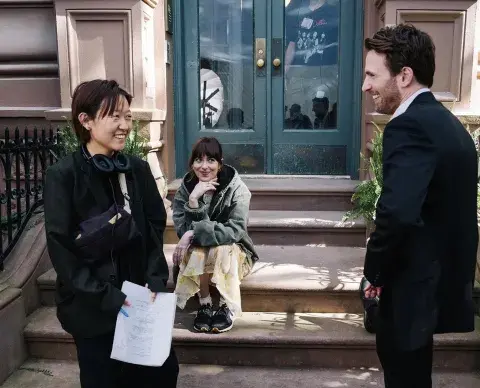 Celine Song, Dakota Johnson y Chris Evans en el rodaje de Amores Materialistas. Celine Song, Dakota Johnson y Chris Evans en el rodaje de Amores Materialistas.