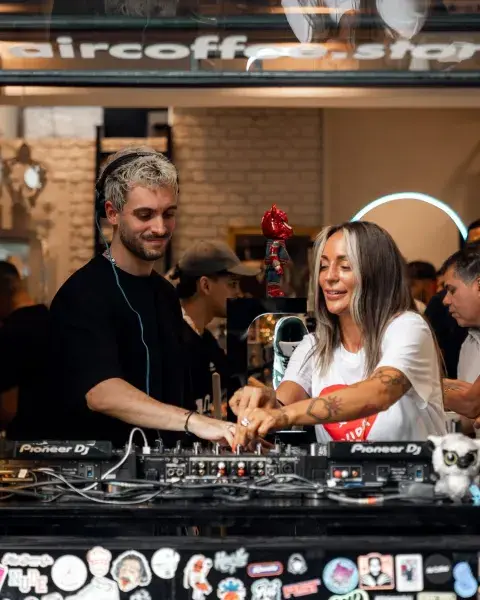 Unos Djs pasando música en una cafetería de especialidad.
