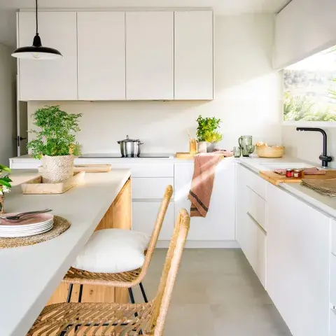 Foto de cocina con diseño en L. Foto de cocina con diseño en L.