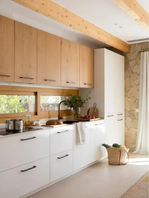 Foto de cocina con diseño lineal. Foto de cocina con diseño lineal.