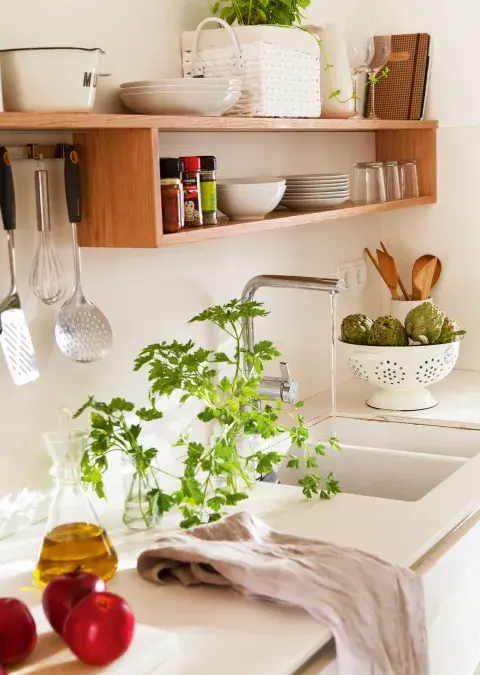 Foto de cocina con diseño lineal. Foto de cocina con diseño lineal.