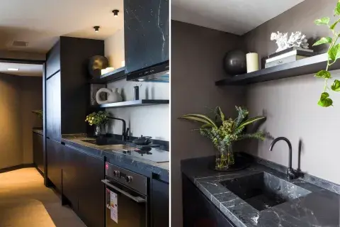 Los frentes de los muebles de cocina se hicieron en Rehau negro mate y el piso en 'Multiestrato Riverwashed' (Patagonia Flooring). Los frentes de los muebles de cocina se hicieron en Rehau negro mate y el piso en 'Multiestrato Riverwashed' (Patagonia Flooring).