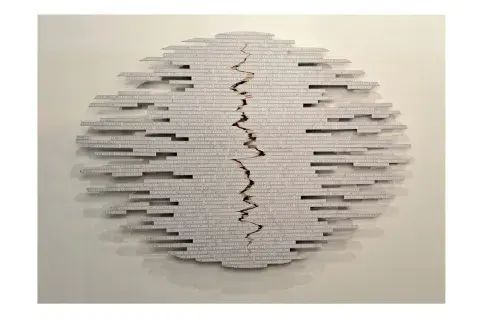 Siembra II, una obra 2025 de Pedro Tyler con ensamblaje de metros de madera blancos Siembra II, una obra 2025 de Pedro Tyler con ensamblaje de metros de madera blancos