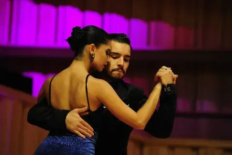 Llegan las semifinales de la competencia que reúne a los mejores bailarines del 2x4. El viernes se desarrollarán las de Tango Pista, mientras que el sábado será el turno de la categoría Escenario. Llegan las semifinales de la competencia que reúne a los mejores bailarines del 2x4. El viernes se desarrollarán las de Tango Pista, mientras que el sábado será el turno de la categoría Escenario.