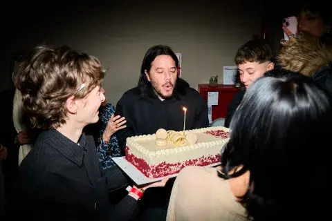 Sebastián Ortega celebró cumpleaños en la fiesta por el estreno de En el barro. Sebastián Ortega celebró cumpleaños en la fiesta por el estreno de En el barro.