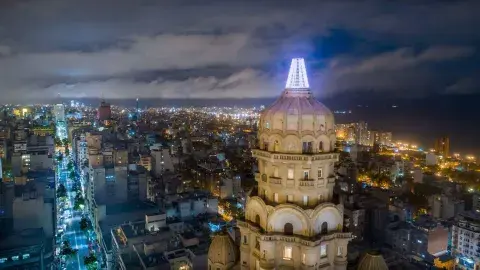 El faro del Palacio Salvo, en Uruguay El faro del Palacio Salvo, en Uruguay