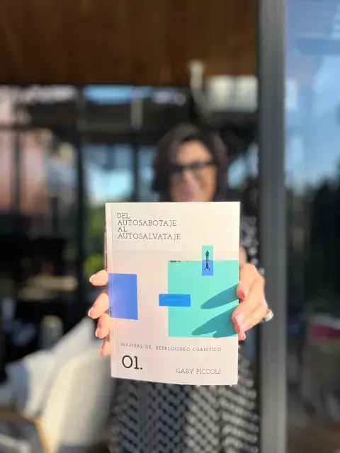Gaby Piccoli sosteniendo su libro.