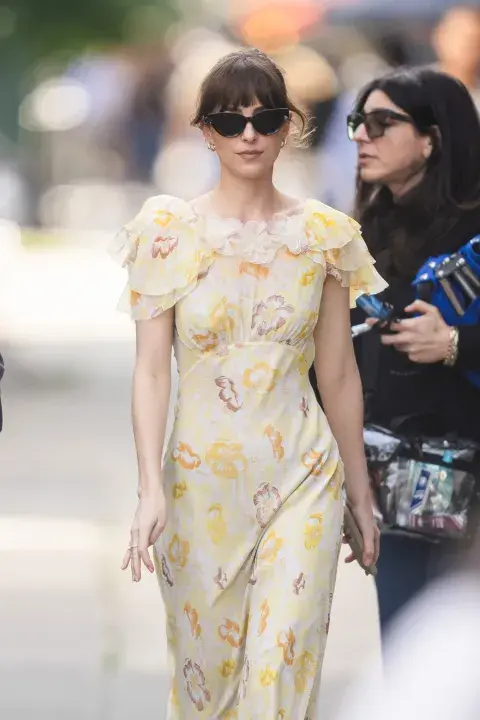 Este es el significado del vestido de flores con zapatillas que Dakota Johnson usa en el final de Amores Materialistas Este es el significado del vestido de flores con zapatillas que Dakota Johnson usa en el final de Amores Materialistas
