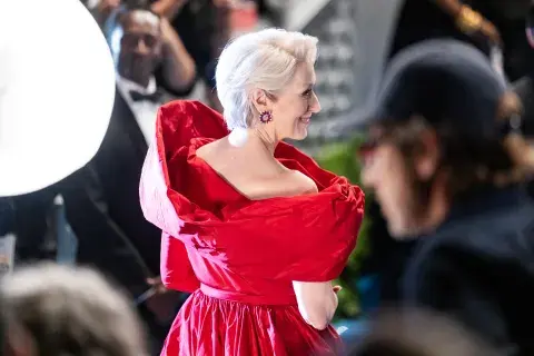 Meryl Streep con un vestido rojo en una escena inspirada en la MET Gala de El diablo viste a la moda 2 Meryl Streep con un vestido rojo en una escena inspirada en la MET Gala de El diablo viste a la moda 2