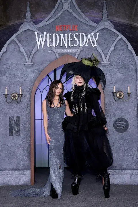 Jenna Ortega y Lady Gaga en la Gala del Cementerio de la temporada 2 de Merlina. Jenna Ortega y Lady Gaga en la Gala del Cementerio de la temporada 2 de Merlina.