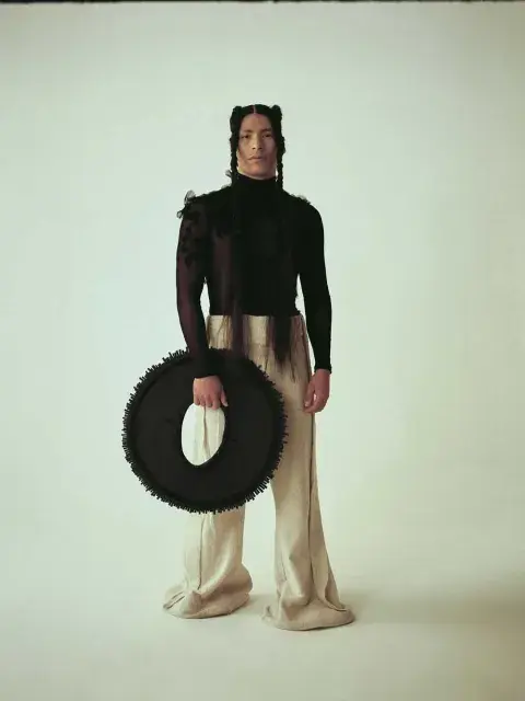 En la pasarela de BAFWEEK Primavera/Verano 2020, Mauro presentó Oficio Ancestral, una colección que reinterpreta muñecos y máscaras de mimbre, faldas, carteras, siluetas fluidas e ideas de género abierto en tonos naturales En la pasarela de BAFWEEK Primavera/Verano 2020, Mauro presentó Oficio Ancestral, una colección que reinterpreta muñecos y máscaras de mimbre, faldas, carteras, siluetas fluidas e ideas de género abierto en tonos naturales