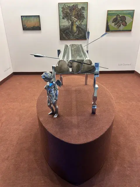 "Acero inolvidable" de Deon Rubi es un romántico banco de tubos que alude al amor y a Cupido. Está en el stand de Calvaresi. "Acero inolvidable" de Deon Rubi es un romántico banco de tubos que alude al amor y a Cupido. Está en el stand de Calvaresi.