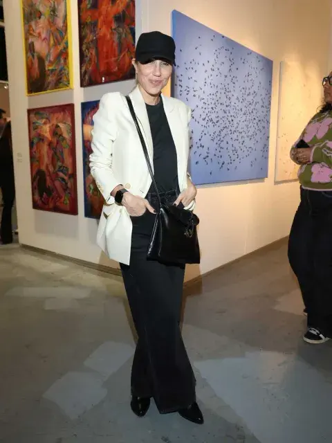 Julieta novarro con blazer en color crudo y remera y jean en tono negro Julieta novarro con blazer en color crudo y remera y jean en tono negro