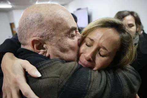 Julieta Prandi, visiblemente conmovida, abraza a su papá tras la condena a su exmarido Julieta Prandi, visiblemente conmovida, abraza a su papá tras la condena a su exmarido