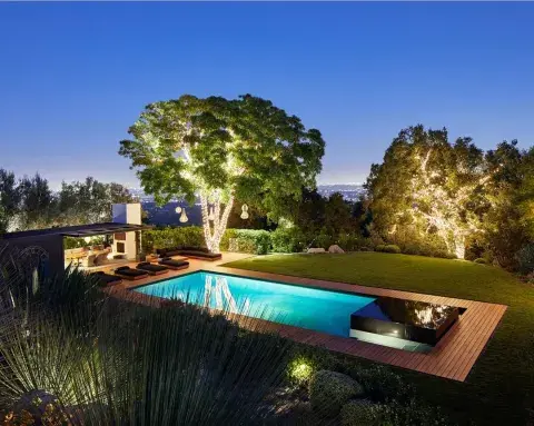 La escultórica piscina de Jennifer Aniston en su mansión de Bel Air.