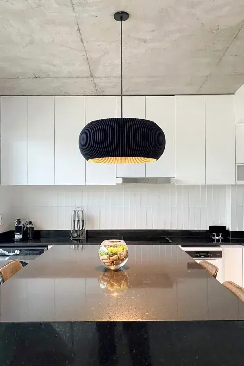 El modelo colgante ‘Tyre’ se adapta a todos los ambientes. Aquí, se instaló en una cocina. El modelo colgante ‘Tyre’ se adapta a todos los ambientes. Aquí, se instaló en una cocina.