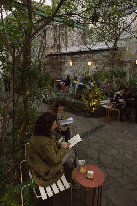 Las flores, un restaurante con patio calefaccionado. Las flores, un restaurante con patio calefaccionado.