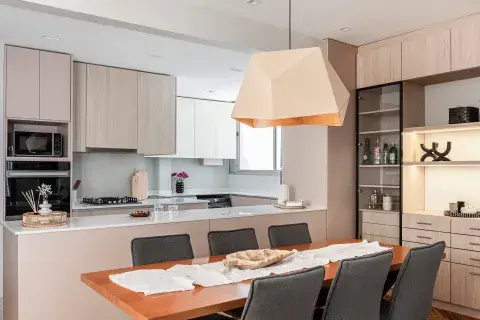 El bajomesada y el módulo vertical del horno se revistieron en MDF laqueado en rosa combinado con alacenas y vajillero en melamina imitación madera. El bajomesada y el módulo vertical del horno se revistieron en MDF laqueado en rosa combinado con alacenas y vajillero en melamina imitación madera.