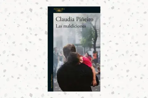 El libro Las maldiciones, de Claudia Piñeiro. El libro Las maldiciones, de Claudia Piñeiro.
