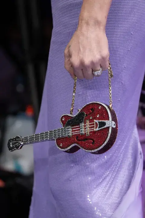 Foto del clutch en forma de guitarra de Judith Leiber.