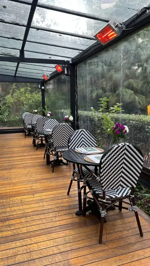 Los jardines de las barquin, un restaurante con patio calefaccionado. Los jardines de las barquin, un restaurante con patio calefaccionado.