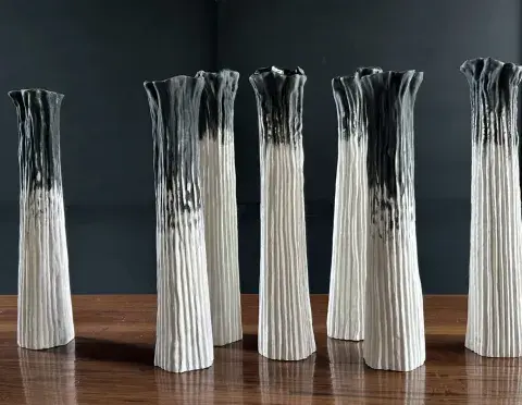 Marina Massone esculpe joyas, piezas de arte y objetos de uso cotidiano a partir del gesto de la naturaleza, además de sus formas. Marina Massone esculpe joyas, piezas de arte y objetos de uso cotidiano a partir del gesto de la naturaleza, además de sus formas.