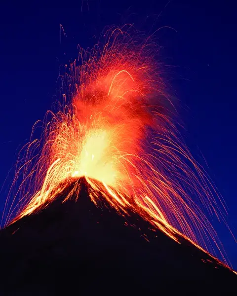 La noche, lluvia de fuego en el volcán de Guatemala La noche, lluvia de fuego en el volcán de Guatemala