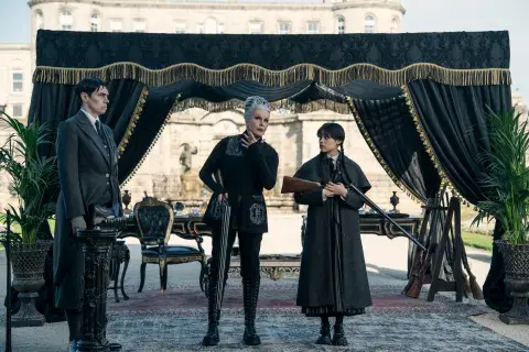 Imágenes de la parte 2 de la temporada 2 de Merlina. Imágenes de la parte 2 de la temporada 2 de Merlina.