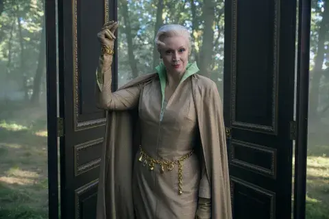 Se revela la vuelta de un icónico personaje a la parte 2 de la temporada 2 de Merlina. Se revela la vuelta de un icónico personaje a la parte 2 de la temporada 2 de Merlina.