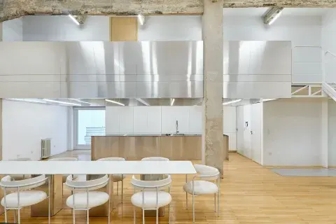 La mesa del comedor (Wollstudio) tiene tapa de Neolith blanco de 12 mm, y sus cuatro patas son de MDF enchapado en aluminio.