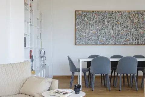 Ligera y esbelta, la mesa ‘Extensión’ (MDF Italia) con sillas ‘Lola’ (Miniforms).